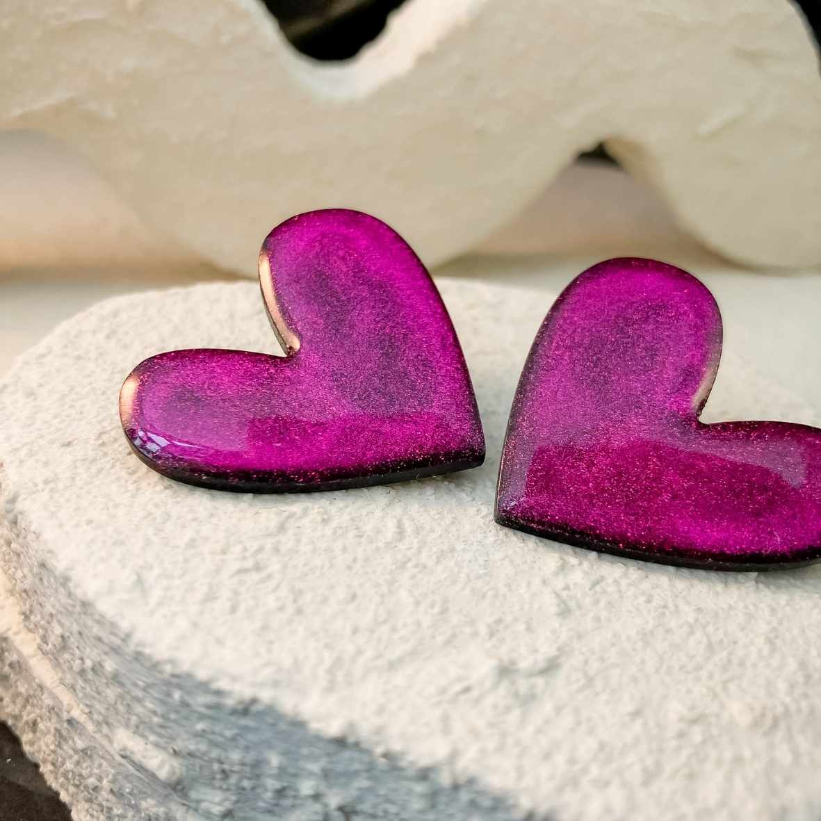 Keelin Design, Handgemaakte Oorbellen · Liene · Statement Hartjes Oorstekers · Magenta (close-up)