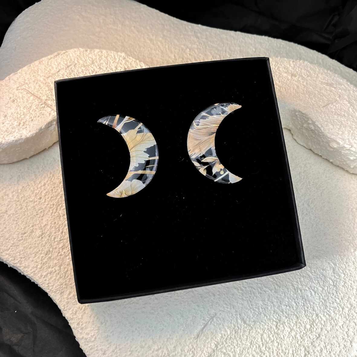 Keelin Design, Handgemaakte Oorbellen · Maan Oorbellen · Gouden Ochtendbloesem (in doosje)