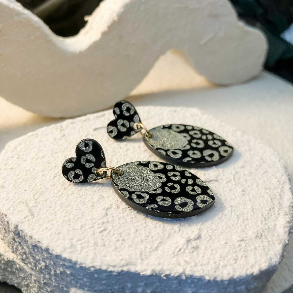 Keelin Design, Handgemaakte Oorbellen · Maya · Luipaard Oorbellen · Metallic Gouden Gravure (close-up)