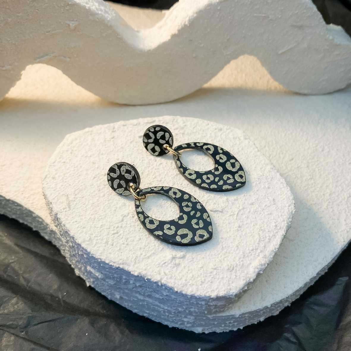 Keelin Design, Handgemaakte Oorbellen · Nina · Luipaard Oorbellen · Metallic Gouden Gravure