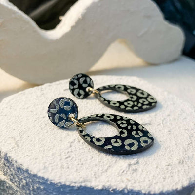 Keelin Design, Handgemaakte Oorbellen · Nina · Luipaard Oorbellen · Metallic Gouden Gravure (close-up)