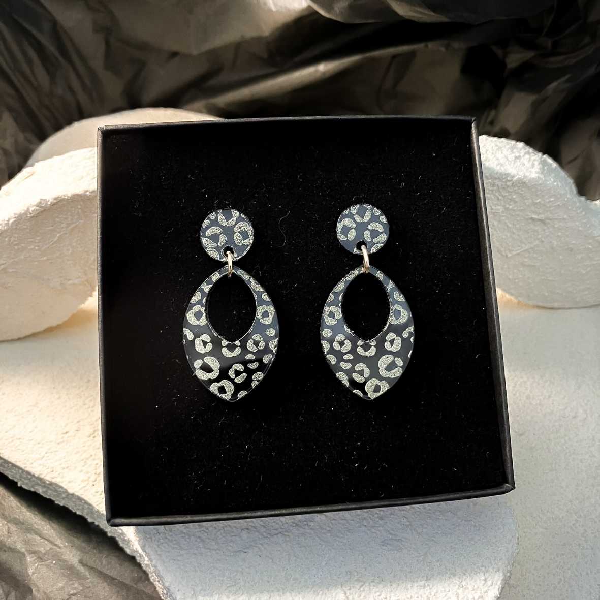 Keelin Design, Handgemaakte Oorbellen · Nina · Luipaard Oorbellen · Metallic Gouden Gravure (in doosje)