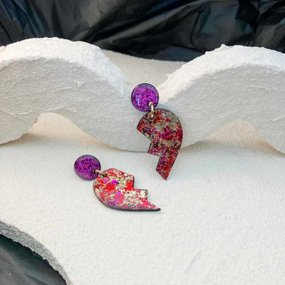 Keelin Design, Handgemaakte Oorbellen · Noor · Gebroken Hart Oorbellen ·  Metallic Flakes Goud Paars Rood