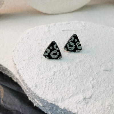 Keelin Design, Handgemaakte Oorbellen · Nova · MINI Driehoek Oorstekers · Luipaard Gravure