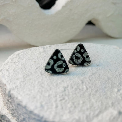 Keelin Design, Handgemaakte Oorbellen · Nova · MINI Driehoek Oorstekers · Luipaard Gravure (close-up)