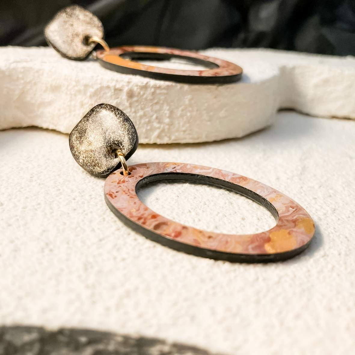 Keelin Design, Handgemaakte Oorbellen · Ramona · Handgeschilderde Statement Oorbellen · Metallic kleuren (close-up)