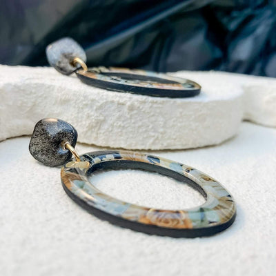 Keelin Design, Handgemaakte Oorbellen · Ramona · Ovalen Statement Oorbellen (close-up) · Gouden Ochtendbloesem