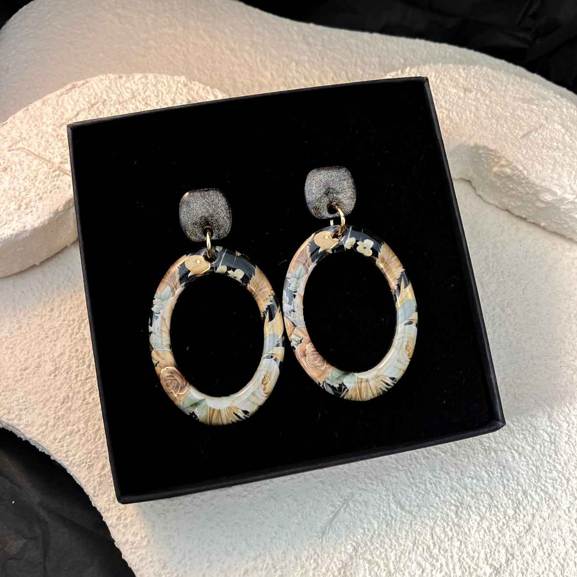 Keelin Design, Handgemaakte Oorbellen · Ramona · Ovalen Statement Oorbellen (in doosje) · Gouden Ochtendbloesem