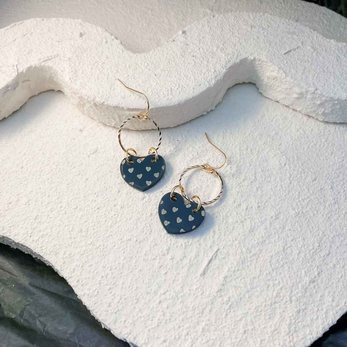 Keelin Design, Handgemaakte Oorbellen · Rosalie · Hartjes Oorbellen met Metallic Gouden Hartjes Gravure