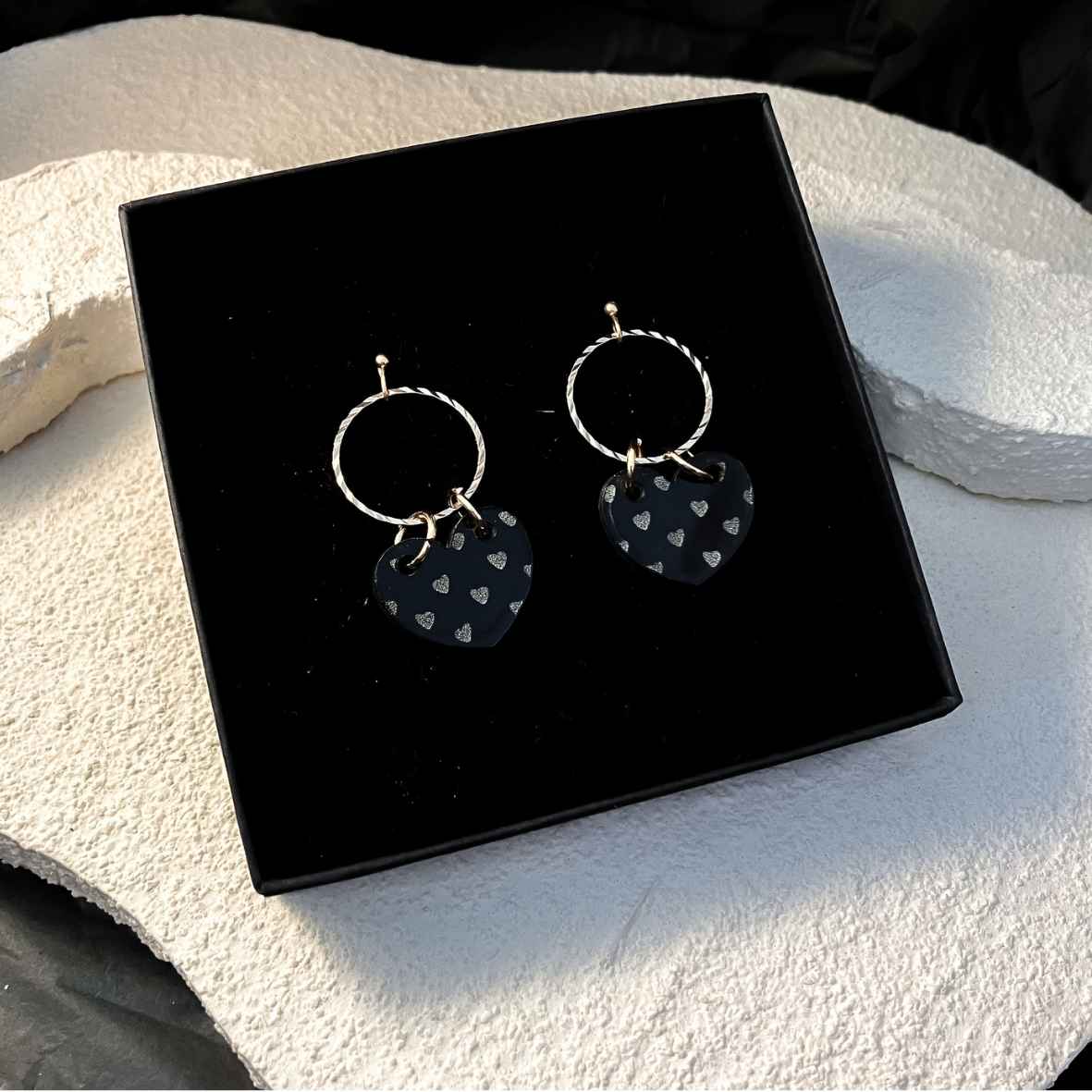 Keelin Design, Handgemaakte Oorbellen · Rosalie · Hartjes Oorbellen met Metallic Gouden Hartjes Gravure (in doosje)