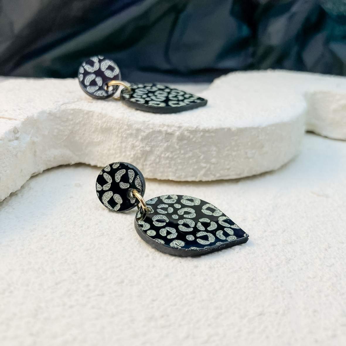 Keelin Design, Handgemaakte Oorbellen · Roxy · Omgekeerde Druppel Oorbellen · Metallic Gouden Luipaard Gravure (close-up)