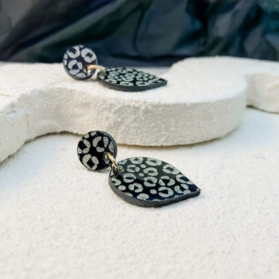 Keelin Design, Handgemaakte Oorbellen · Roxy · Omgekeerde Druppel Oorbellen · Metallic Gouden Luipaard Gravure (close-up)