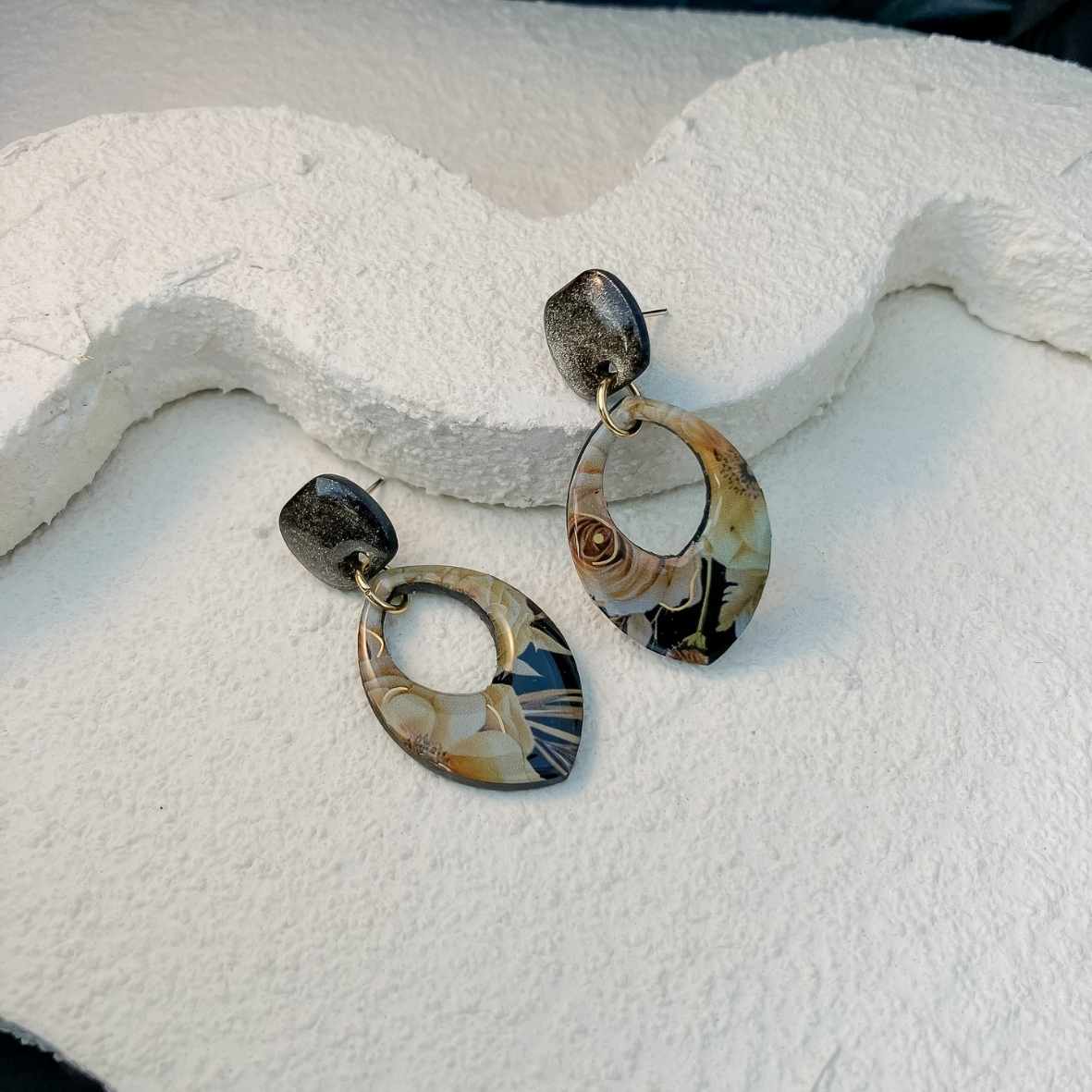 Keelin Design, Handgemaakte Oorbellen · Trix · Marquise Vorm Midi Oorbellen · Gouden Ochtendbloesem