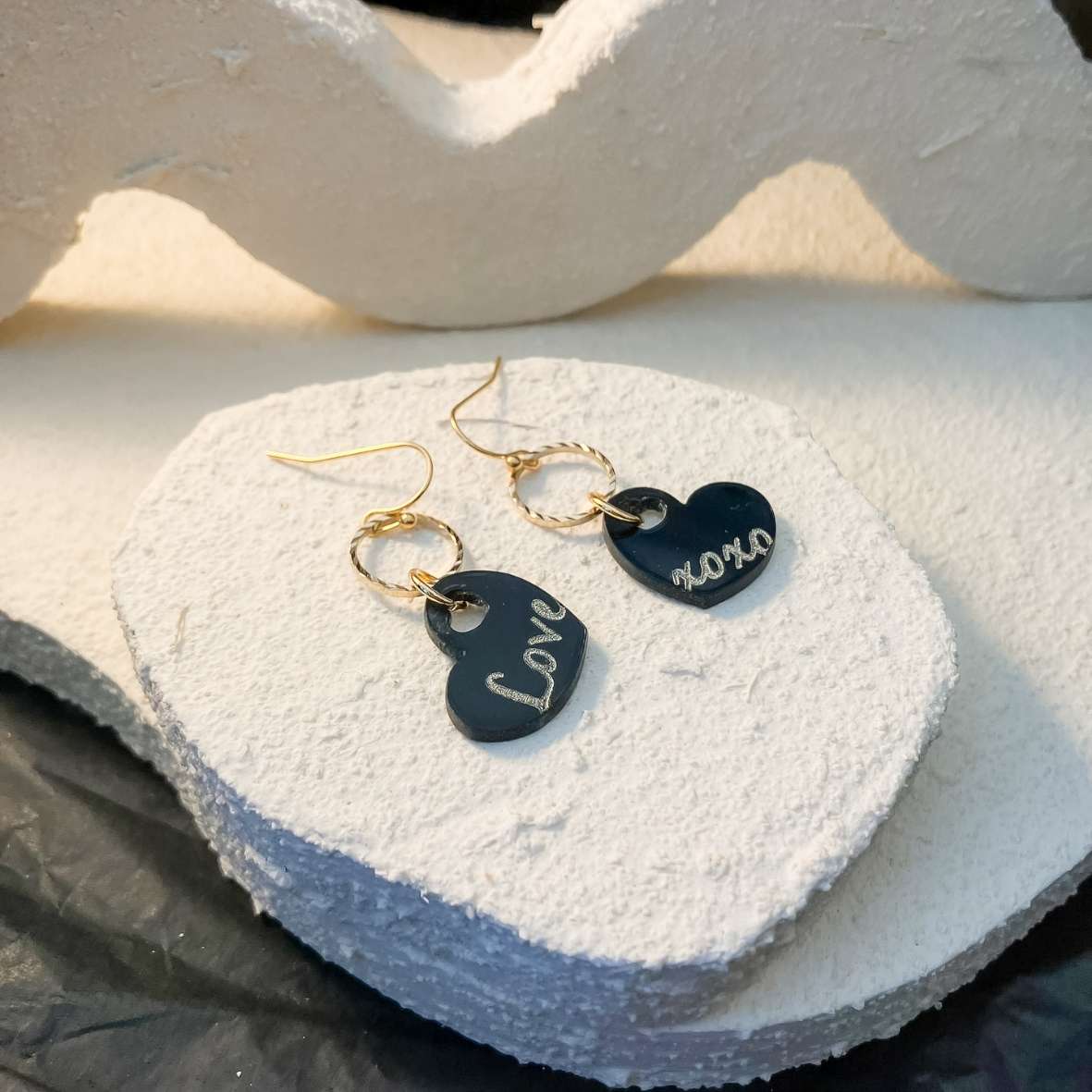 Keelin Design, Handgemaakte Oorbellen · Zoë · ‘Love’ & ‘xoxo’ Gegraveerde Hartjes Oorbellen