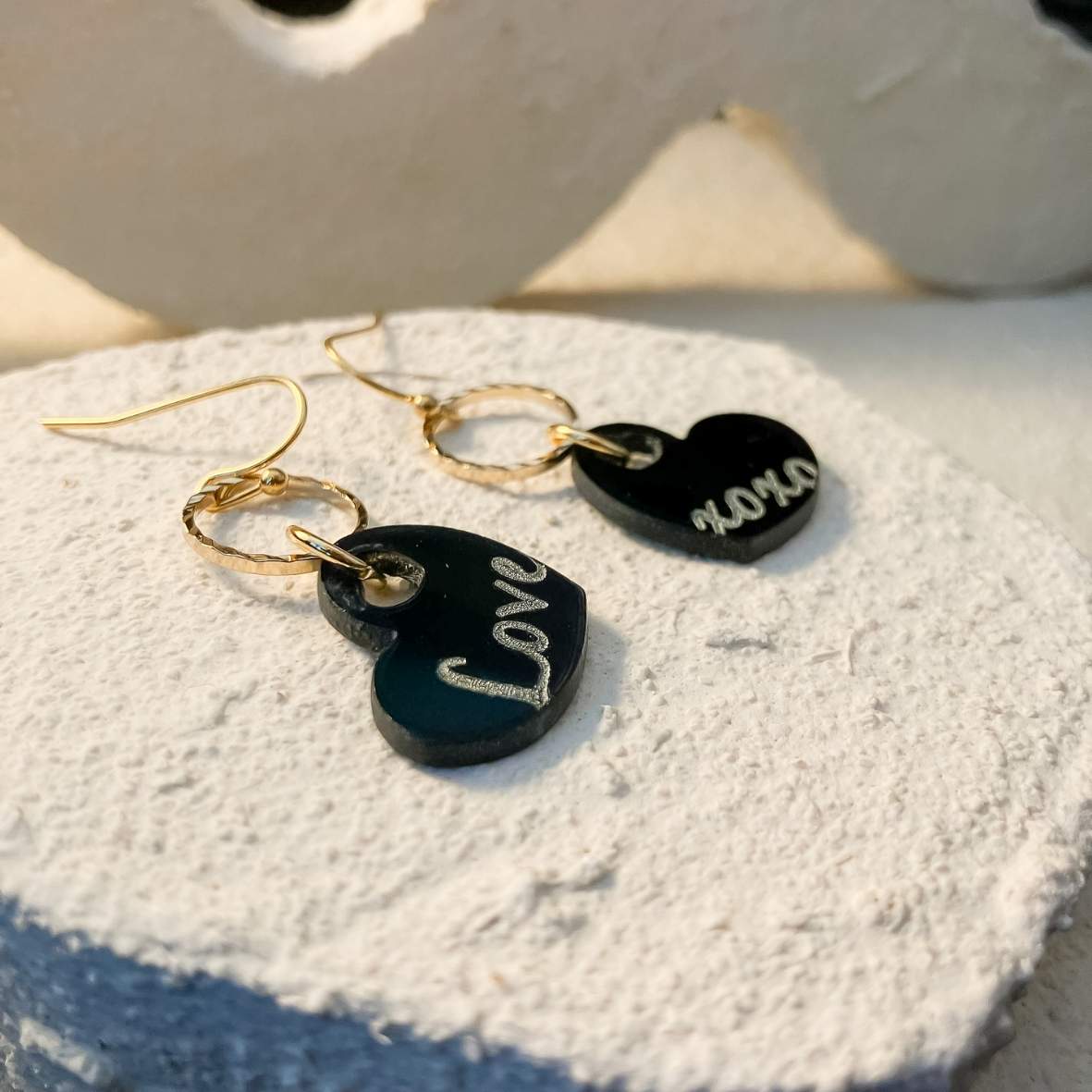 Keelin Design, Handgemaakte Oorbellen · Zoë · ‘Love’ & ‘xoxo’ Gegraveerde Hartjes Oorbellen (close-up)