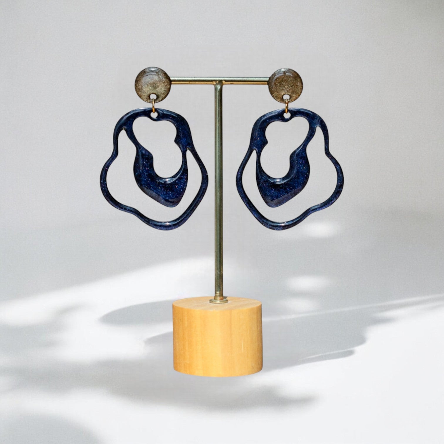 Keelin Design, Handmade Jewelry - Améline Statement Oorbellen (Donker Blauw op staander)