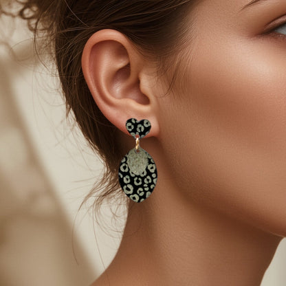 Keelin Design - Handmade Jewelry - Maya luipaard oorbellen - Unieke laser-cut acryl oorbellen - Leopard statement oorbellen - Lichtgewicht oorbellen - Hartjes oorbellen