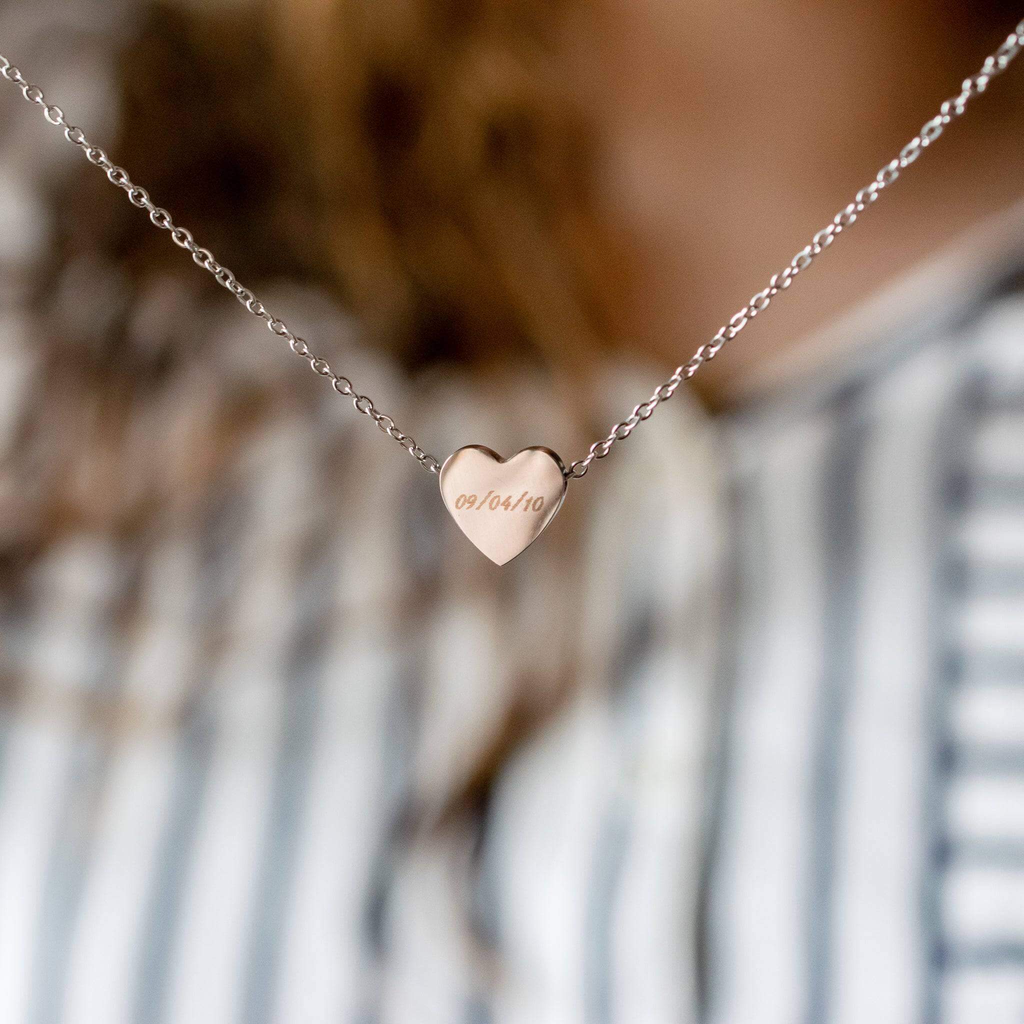 Fijne ketting met gegraveerde hartje kraal datum 