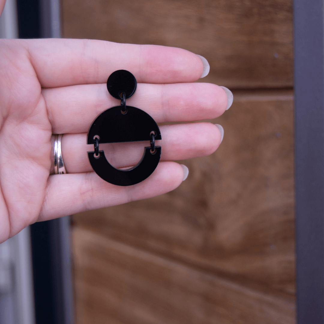 Fenna - Geometrische oorbellen in stralend zwart gerecycleerd acryl - Oorbellen - Keelin Design