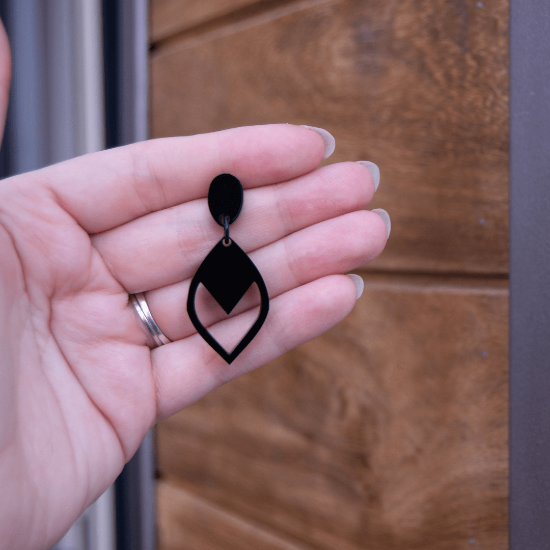 Yara - Zwarte duurzame oorbellen gemaakt uit gerecycleerd acryl - Oorbellen - Keelin Design
