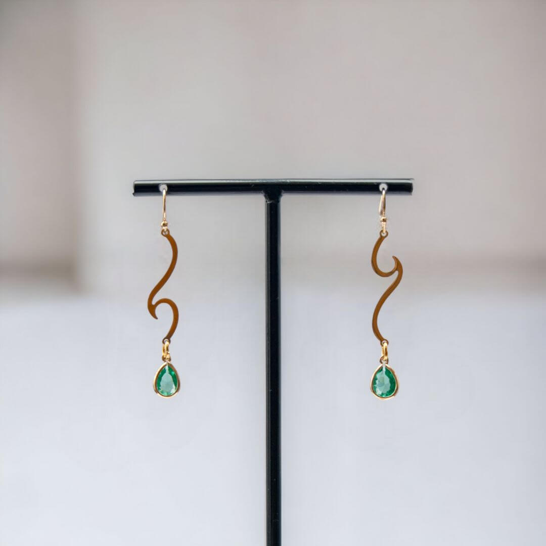Keelin Design - Handgemaakte sieraden - Livia - Fijne goudkleurige oorbellen "Golven" met Crystal Glas druppel