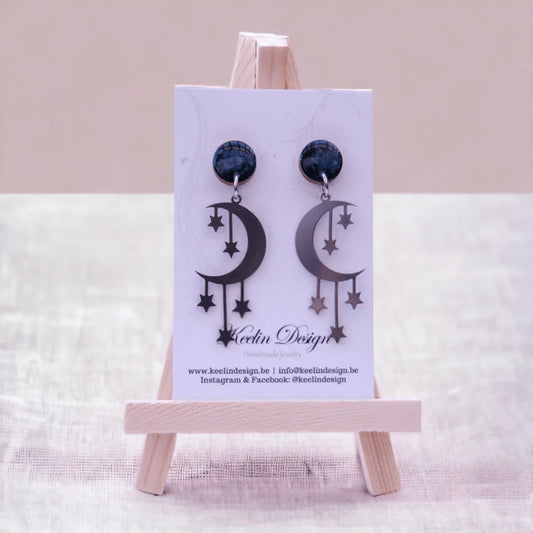 Oorbellen Aurora - Statement maan oorbellen met handgemaakte houten oorstekers in zwart met metallic blauwe glinsters Keelin Design 28.00 Keelin Design 