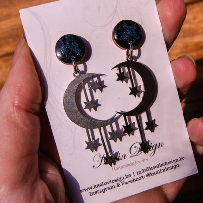Aurora - statement maan oorbellen met handgemaakte houten oorstekers in zwart met metallic blauwe glinsters - Oorbellen - Keelin Design