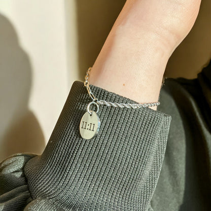 Gepersonaliseerde Armband met Ronde Hanger - Keelin Design