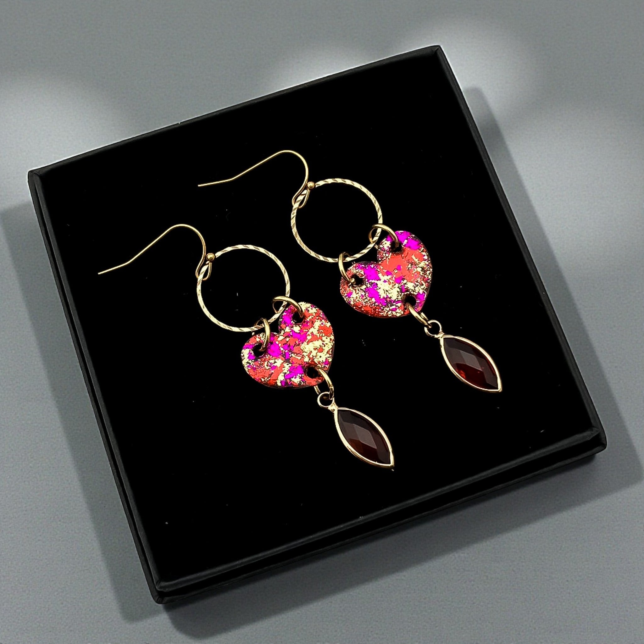 Isabelle – Hartjes Statement Oorbellen met Glashangertje - Keelin Design