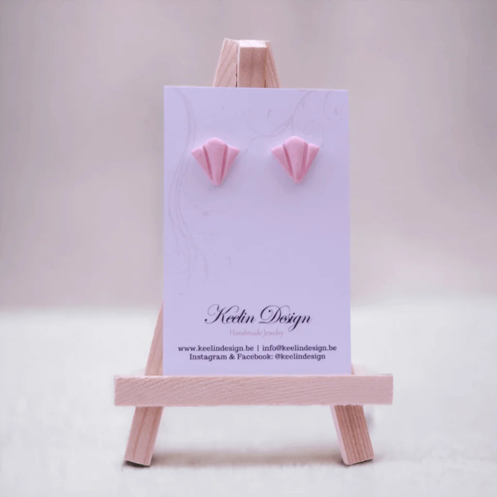 Julie - zacht roze schelp-oorstekers - Oorbellen - Keelin Design