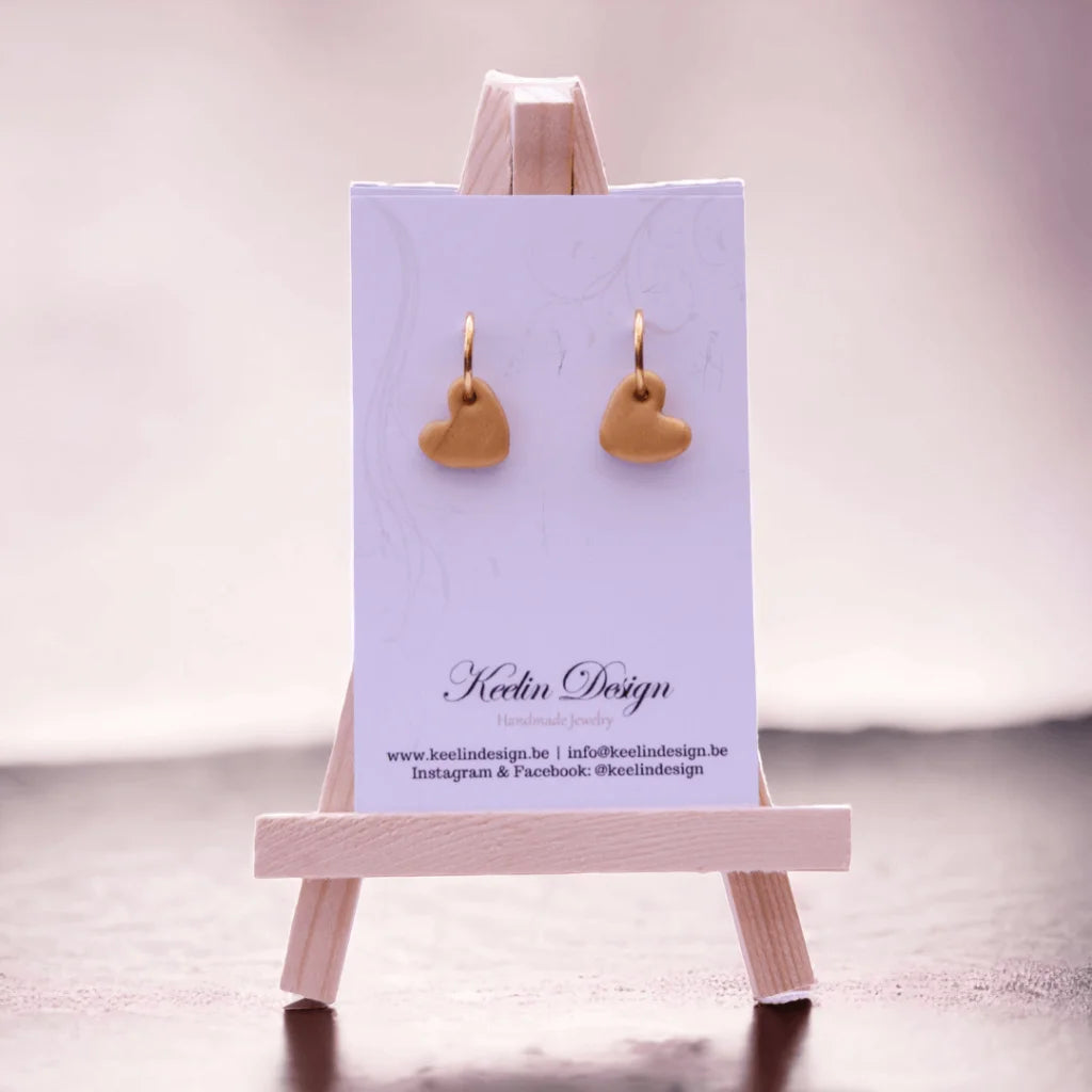 Oorbellen Lotte - Roestvrij stalen oorstekers met glanzend goudkleurig hartje in klei Keelin Design 30.00 Keelin Design 
