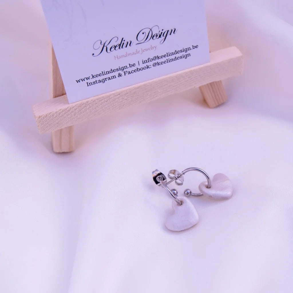 Lotte - roestvrij stalen oorstekers met glanzend wit hartje in klei - Oorbellen - Keelin Design