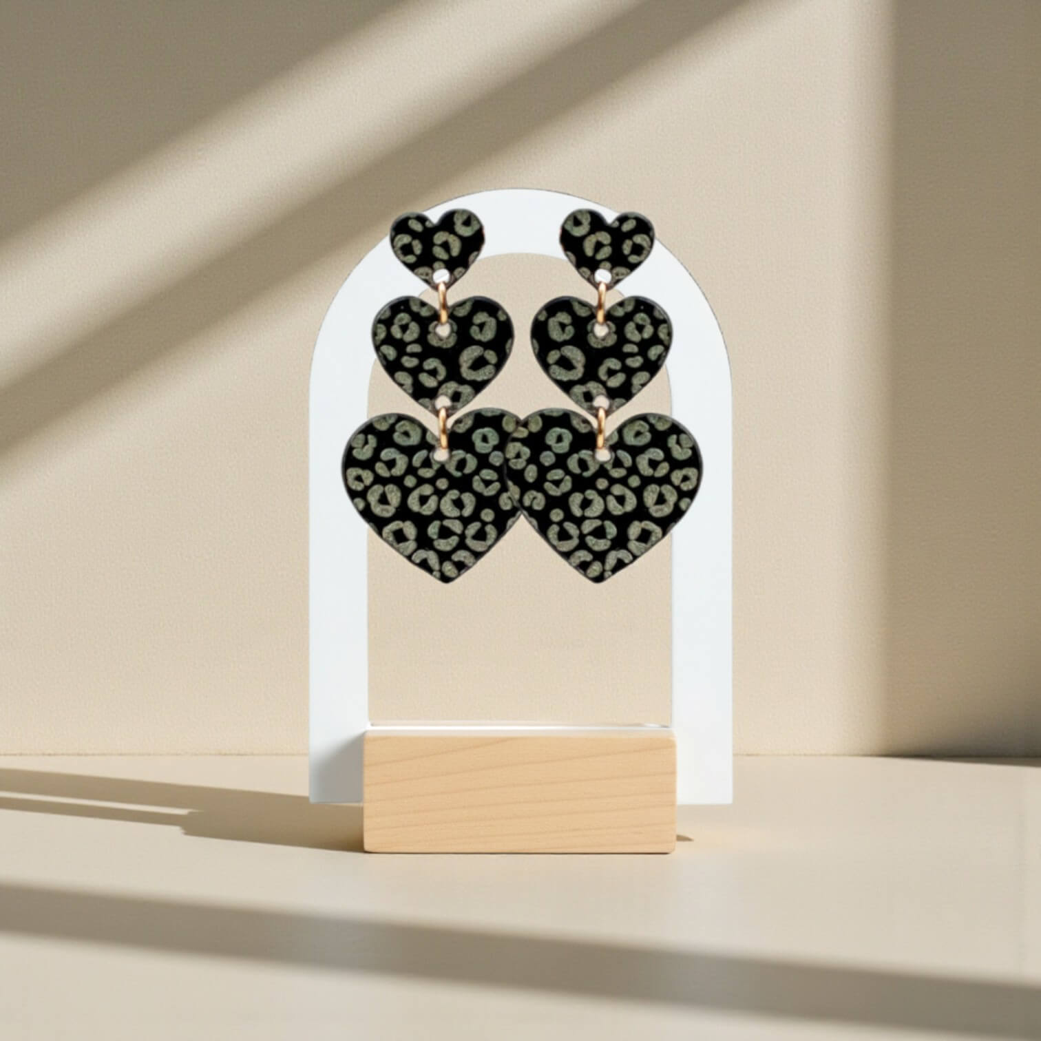 Luna · Statement Hartjes Oorbellen · Luipaard Gravure - Keelin Design