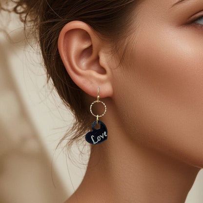 Zoë – ‘Love’ & ‘xoxo’ Gegraveerde Hartjes Oorbellen - Keelin Design