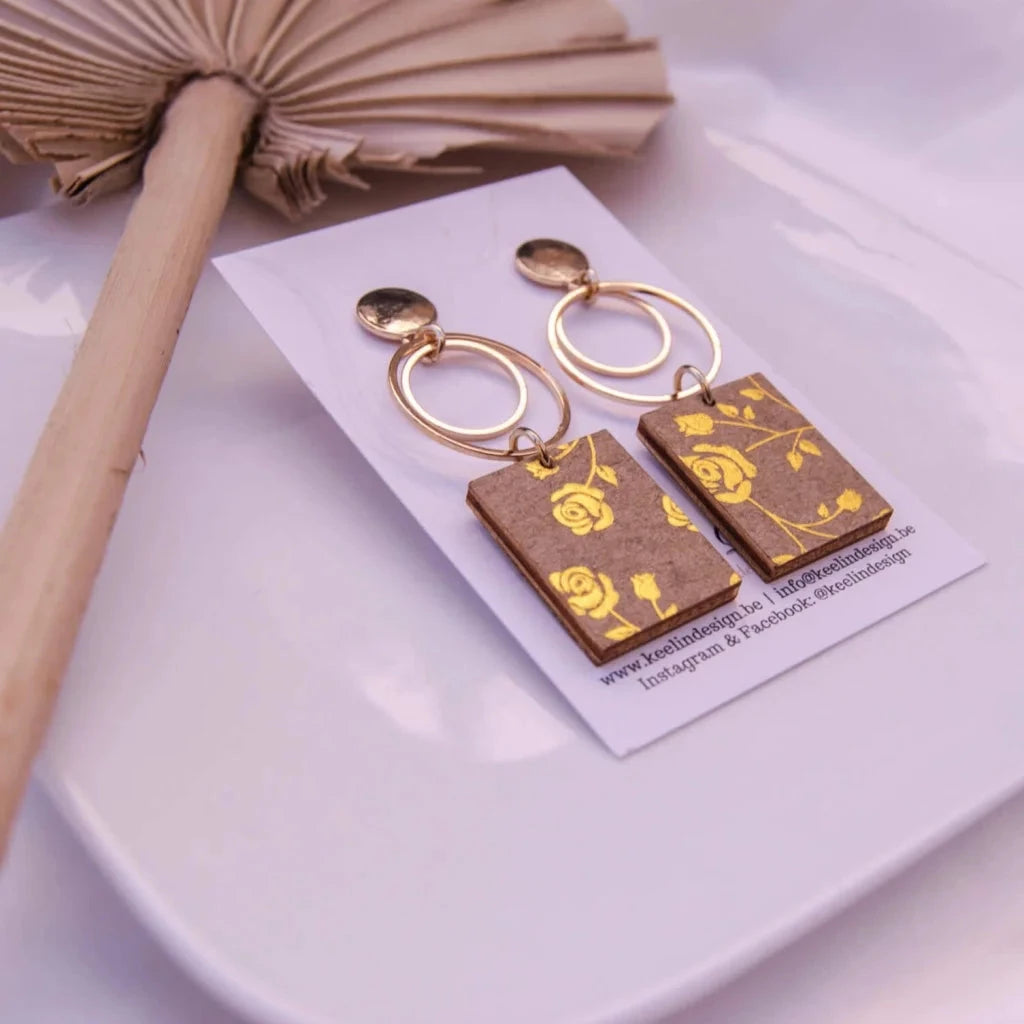 Mina - houten statement oorbellen met prachtig gouden bloem dessin - Oorbellen - Keelin Design